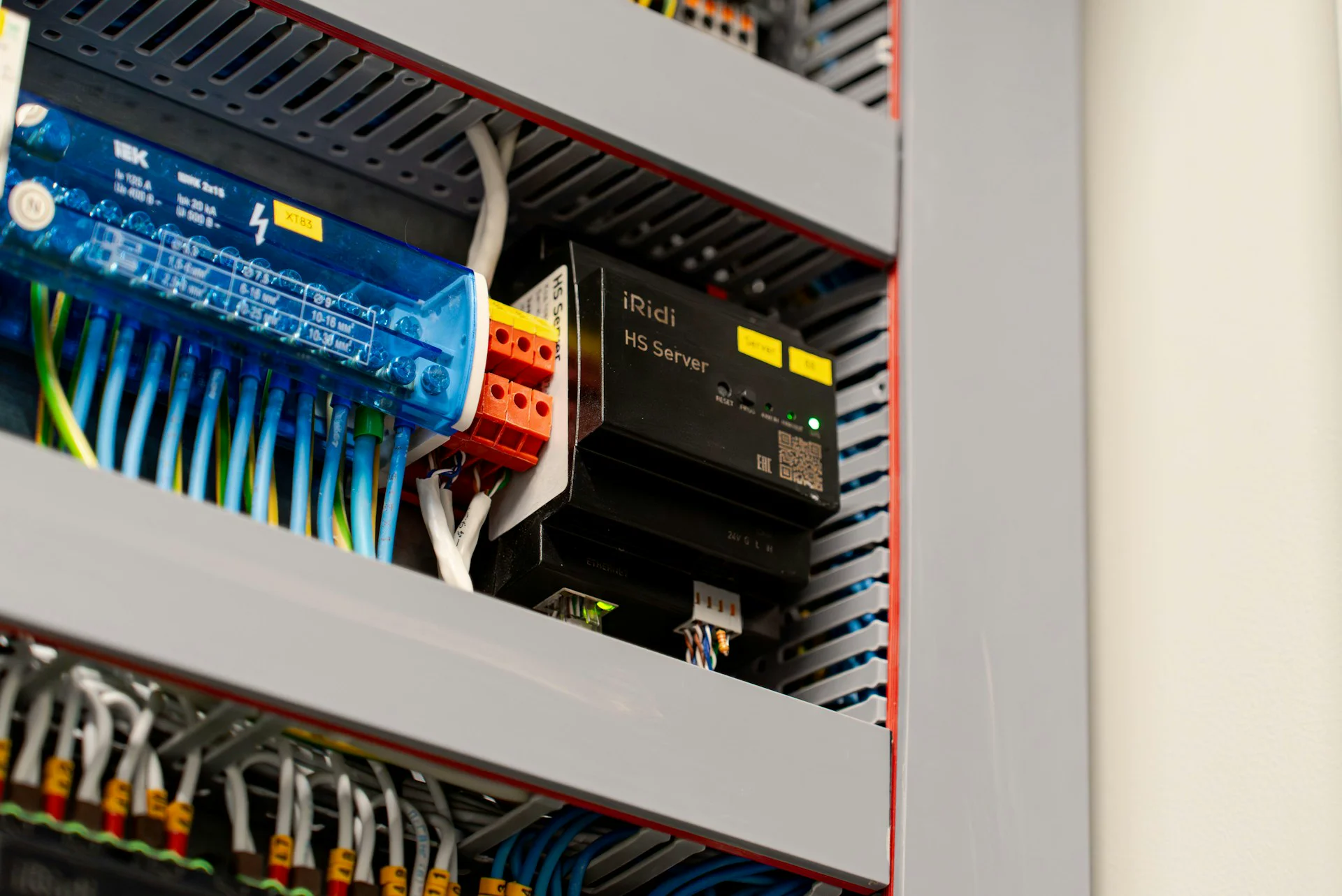 Verdrahteter Schaltschrank aus der Fertigung von Makno-Tech