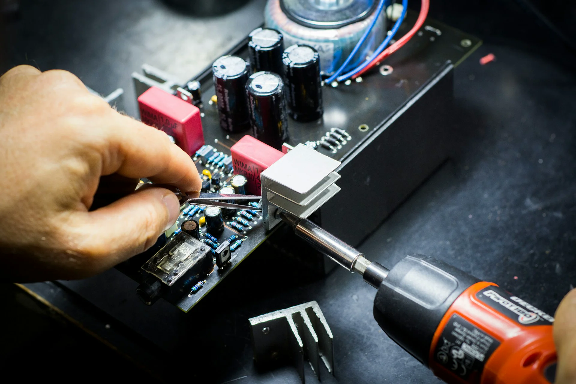 Montage einer elektromechanischen Baugruppe bei Makno-Tech